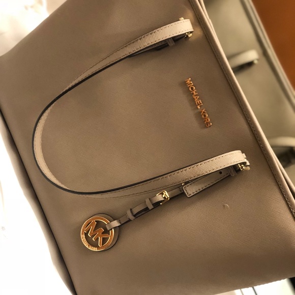 Michael Kors Handbags - MICHAEL KORS JETSET MEDIUM SAFFIANO LEATHER TOPZIP